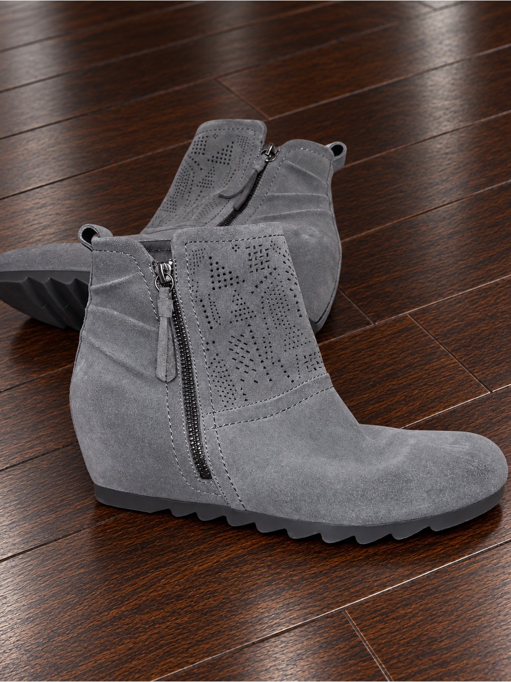 Baretraps Aveena Posture + Gray Leather Ankle Boots | 9